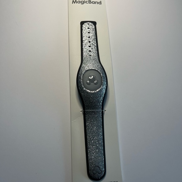 Disney Silver MagicBand Disney Park Exclusive - Picture 3 of 5
